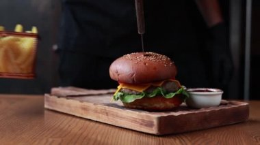 Kırmızı kirazlar dalda