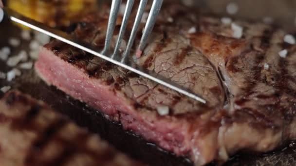 Vista Cerca Deliciosa Carne Parrilla — Vídeo de stock