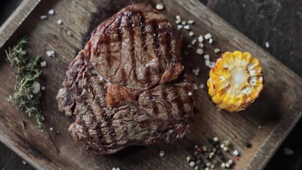 Blick Aus Nächster Nähe Auf Leckeres Grillfleisch — Stockvideo