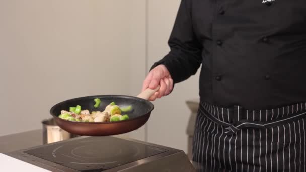 厨师在厨房准备食物 — 图库视频影像