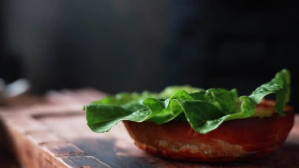 Szef Kuchni Gotuje Burgera Wołowiną Warzywami Drewnianej Desce — Wideo stockowe
