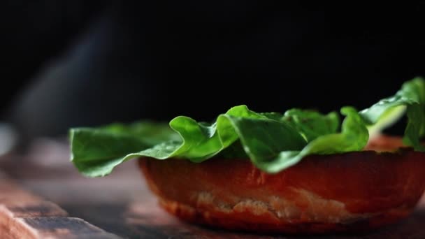 Kocken Lagar Hamburgare Med Nötkött Och Grönsaker Träskiva — Stockvideo