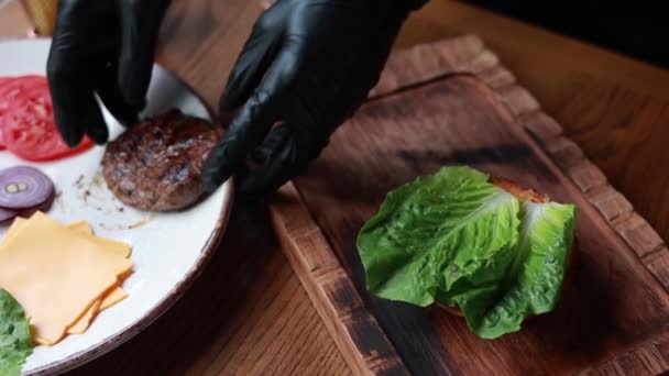 Bucătarul Gătește Burger Carne Vită Legume Placă Lemn — Videoclip de stoc