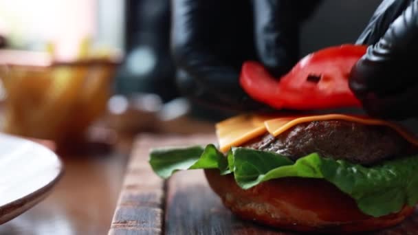 Şef Ahşap Tahtada Biftek Sebzeli Hamburger Pişiriyor — Stok video