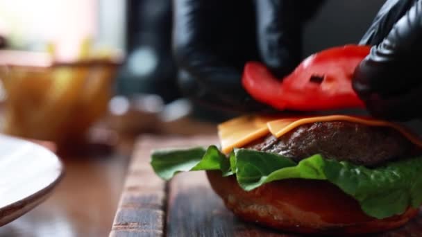 Chef Kok Kookt Hamburger Met Rundvlees Groenten Houten Plank — Stockvideo