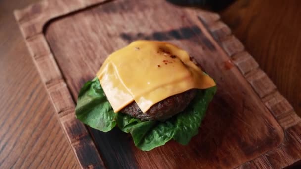 Chef Kok Kookt Hamburger Met Rundvlees Groenten Houten Plank — Stockvideo