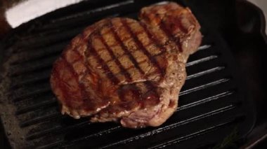 Siyah eldivenli şef biftek hazırlar.