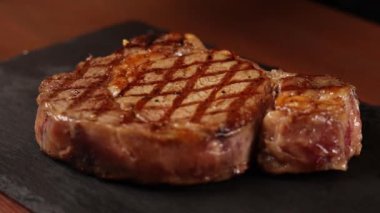 Siyah eldivenli şef biftek hazırlar.