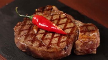 Siyah eldivenli şef biftek hazırlar.