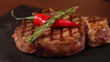 Siyah eldivenli şef biftek hazırlar.