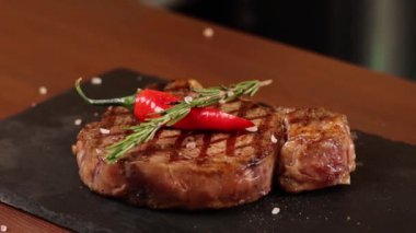 Siyah eldivenli şef biftek hazırlar.