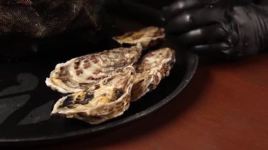 Ahşap bir masada taze çiğ et, siyah bir arkaplan.