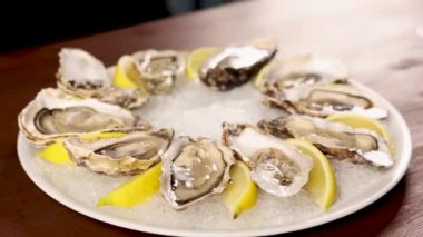 Limonlu ve buzlu taze istiridye.