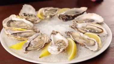 Limonlu ve buzlu taze istiridye.