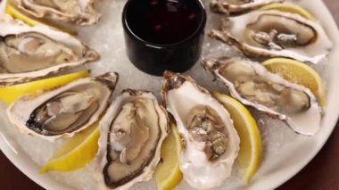 Limonlu ve buzlu taze istiridye.