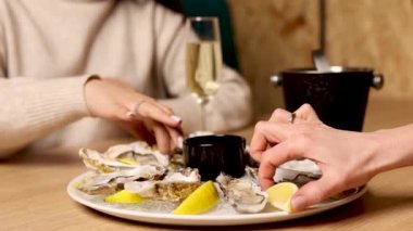 Limonlu ve buzlu taze istiridye.