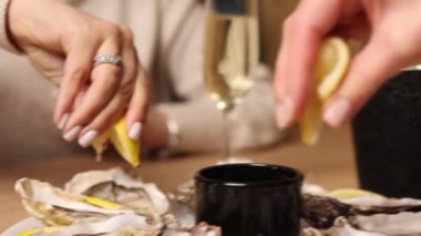 Limonlu ve buzlu taze istiridye.