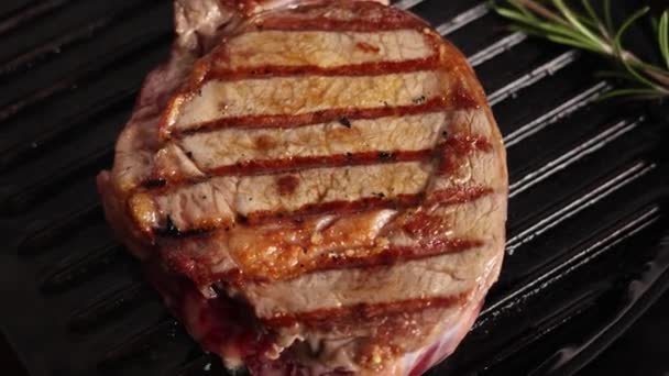 Šéfkuchař Černých Rukavicích Připravuje Steak — Stock video