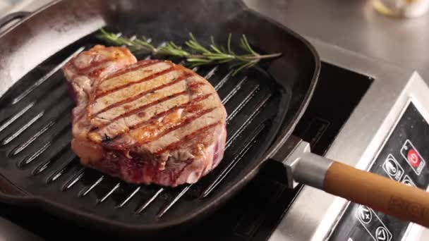 Chef Sarung Tangan Hitam Menyiapkan Steak — Stok Video