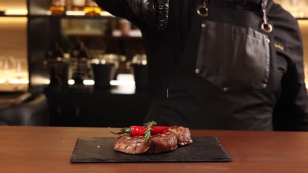 黒手袋のシェフがステーキを作る — ストック動画