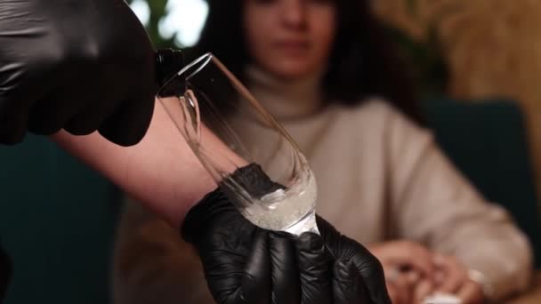 Uomo Versando Vino Nel Bicchiere Con Una Bottiglia Acqua — Video Stock