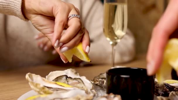 Frische Austern Mit Zitrone Und Eis Auf Einem Teller — Stockvideo