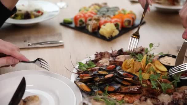 Ensemble Avec Des Fruits Mer Sur Table Dans Restaurant — Video