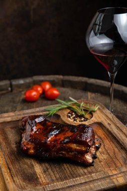 Ahşap masada ızgara pirzola.