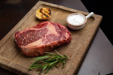 Ahşap masada ızgara pirzola.