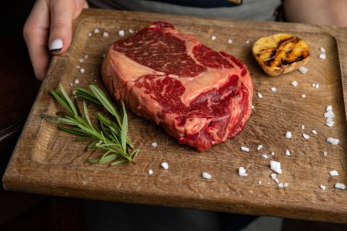 Ahşap masada ızgara pirzola.