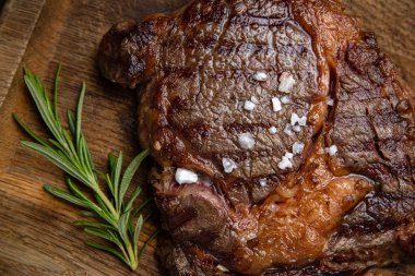 Ahşap masada ızgara pirzola.