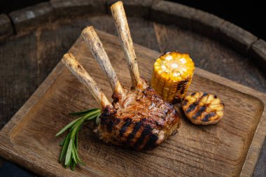 Ahşap masada ızgara pirzola.