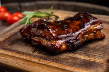 Ahşap masada ızgara pirzola.