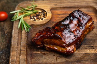 Ahşap masada ızgara pirzola.