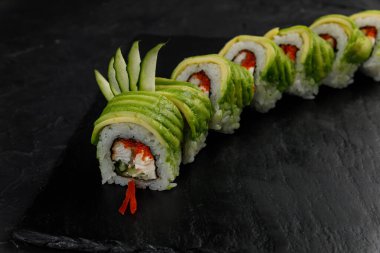 Somon, avokado, salatalık ve susamlı suşi..