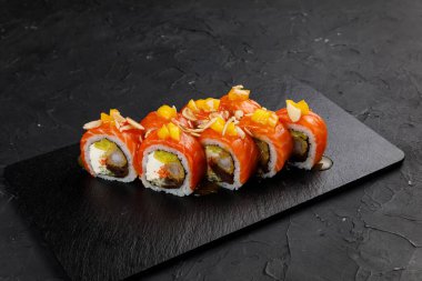 Suşi siyah arka planda. en üstteki görünüm.