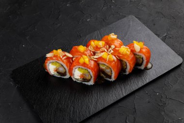 Suşi siyah arka planda. en üstteki görünüm.