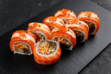 Suşi siyah bir arkaplanda.