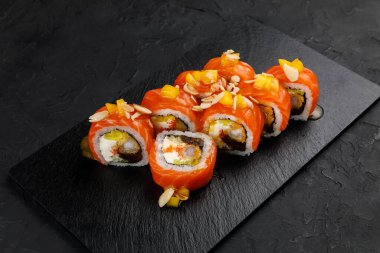 Suşi siyah arka planda. en üstteki görünüm.