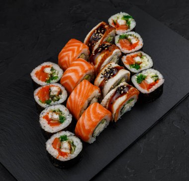 Suşi siyah arka planda. en üstteki görünüm.