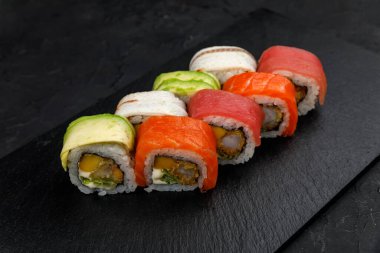 Suşi siyah arkaplanda ayarlandı