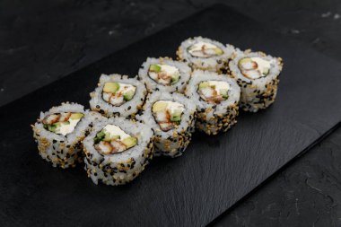 Suşi siyah arkaplanda ayarlandı