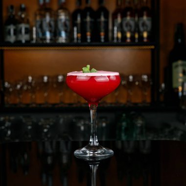 Bar tezgahında kırmızı ve siyah zeytinli kokteyl.