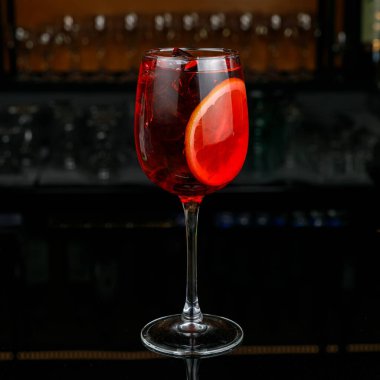 Bar tezgahında bir kadeh kırmızı şarap.