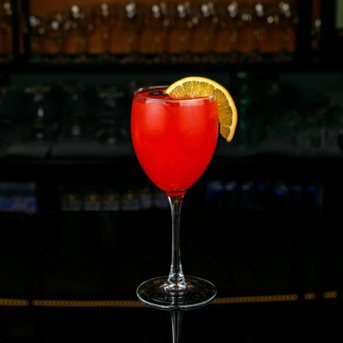 Bar tezgahında limonlu ve buzlu kokteyl