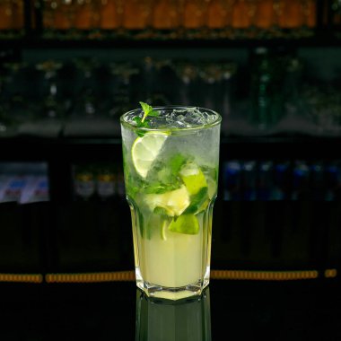 Bar tezgahında buzlu ve limonlu mojito kokteyli.