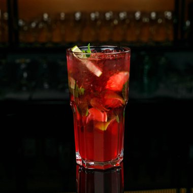 Bar tezgahında buzlu ve limonlu kokteyl