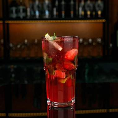 Kırmızı ve turuncu kokteyl, yaklaşın.