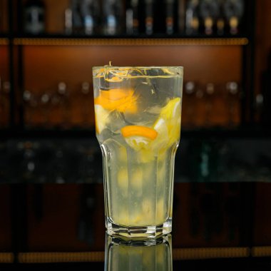 Limonlu ve buzlu bir bardak su.