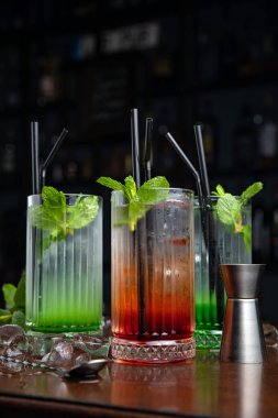 Koyu arkaplanda limonlu ve naneli kokteyl.